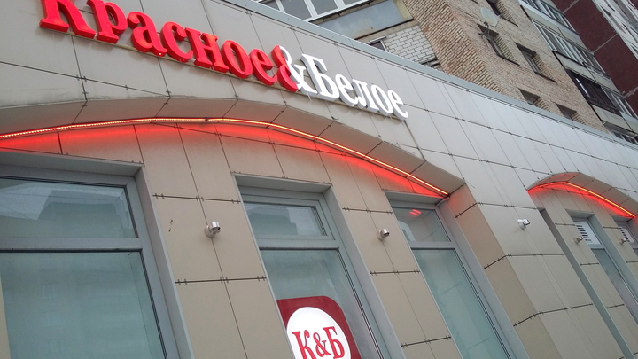 Двое екатеринбуржцев украли три бутылки ликера, подъехав к магазину на Porsche