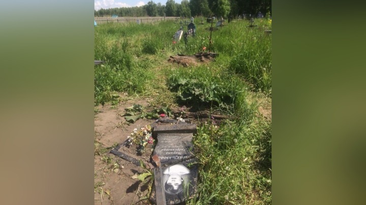 Вандалы проехали по могилам на кладбище в Кузбассе