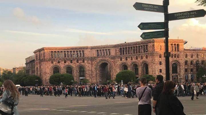Против Пашиняна восстали военные. Время на принятие решения — 2 часа