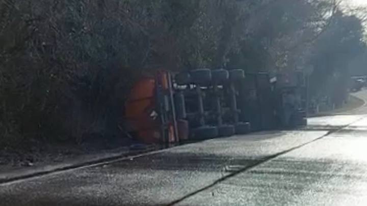 В Туапсинском районе на трассе перевернулся грузовик. Дорога перекрыта из-за разлива топлива
