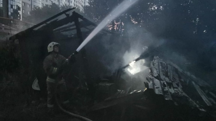 В ночь на 13 августа в Ленинском районе Самары горел двухэтажный дом