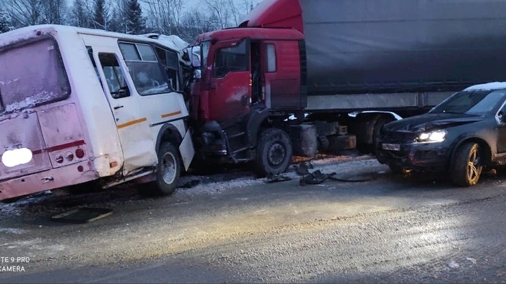 В Челябинской области при столкновении фуры и автобуса на трассе М-5 погиб случайный пассажир