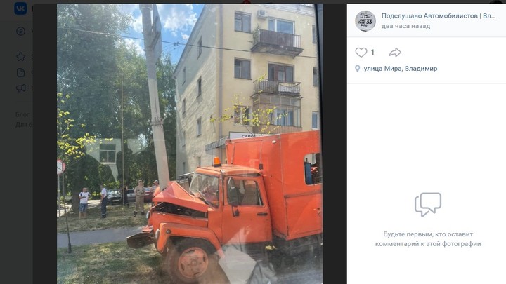 Однозначно аварийная: Во Владимире машина коммунальщиков влетела в столб