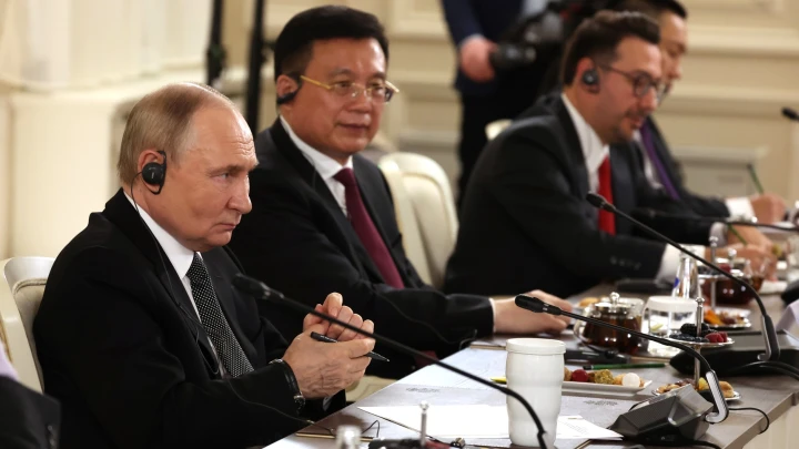 Экстренная встреча Путина с мировыми СМИ: Западу посланы три сигнала. Всё расшифровал дипломат Долгов