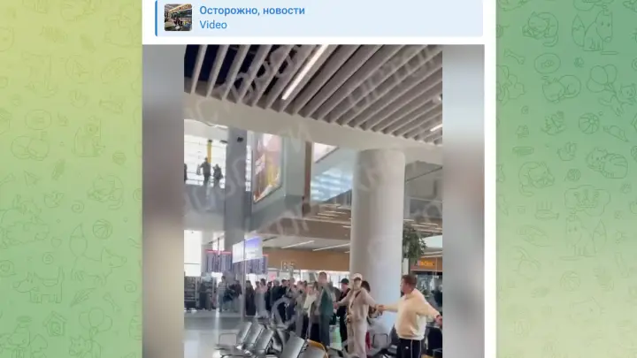 Застрявшие в Стамбуле туристы из России устроили бунт в аэропорту