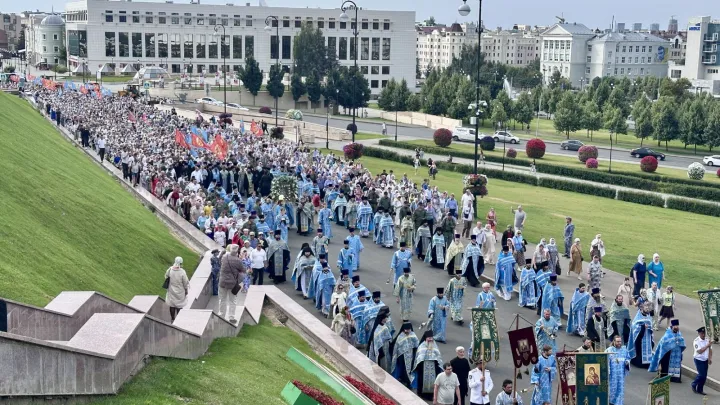 Патриарх Кирилл возглавил Божественную литургию после крестного хода с Казанской иконой Божией Матери