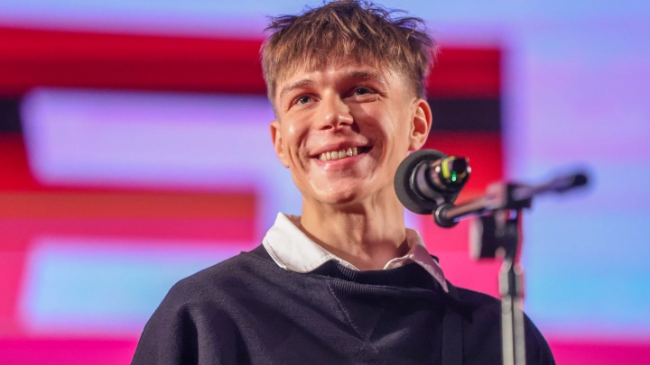 Актёр Глеб Калюжный приехал в военкомат на чёрном гелике