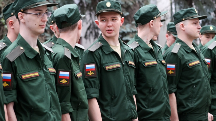 Выпускники колледжей пойдут служить по-новому: Путин поручил создать особый порядок призыва специалистов
