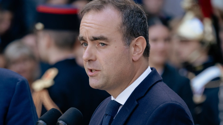 Макрон принял отставку премьера Франции Лекорню
