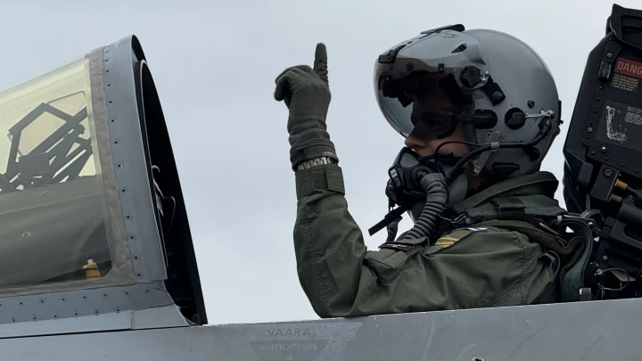 Американский истребитель F-18 упал в Красном море. С авианосца потянуло тягач с самолётом