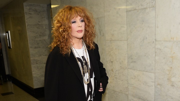 Алла Пугачева продает замок в деревне грязь за миллиард рублей