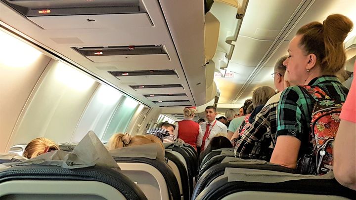 Кемеровских пассажиров московского рейса не выпускали 9 часов из самолёта в Нижнем Новгороде