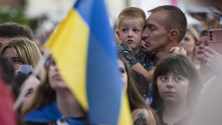 Украинцев начали выдавливать на родину из Польши: Беженцев просто поставили перед фактом