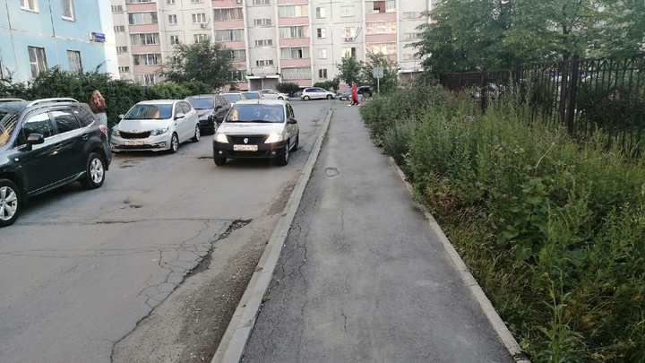 Убили мою кровинушку: в Челябинске автомобиль выскочил на тротуар, прямо в пешеходов
