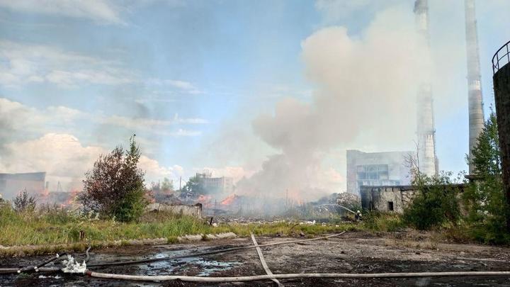 На бывшем Гидролизном заводе в Архангельске произошел сильный пожар: что известно