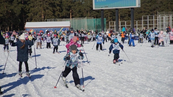 В Челябинске 5800 взрослых и детей пробежали в Лыжне России-2023