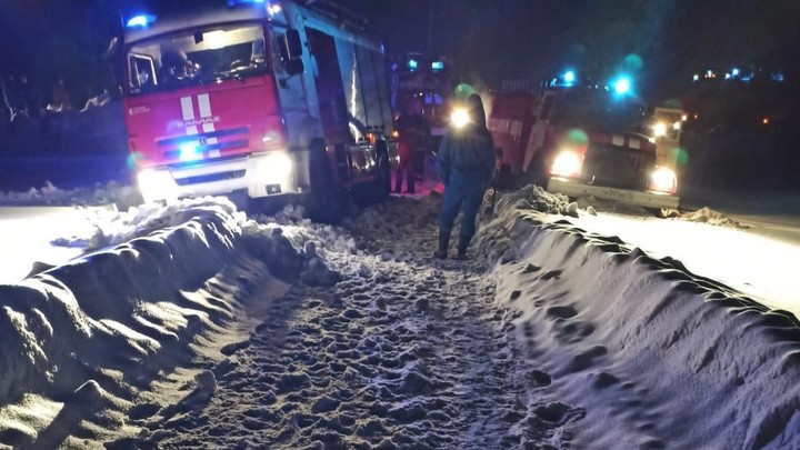 Власти Палеха: ехавшие на вызов автоцистерны МЧС застряли в снегу из-за водителей Власти Палеха: ехавшие на вызов автоцистерны МЧС застряли в снегу из-за водителей
