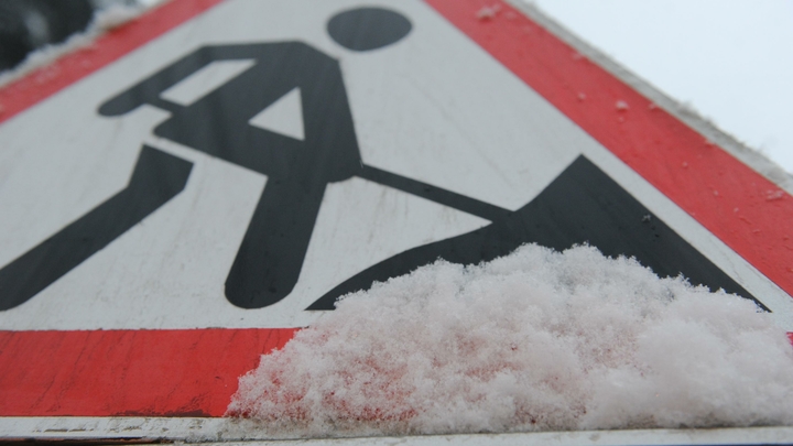 Снегопад не помешал класть новый асфальт на улице Полтавской и проспекте Бусыгина в Нижнем Новгороде