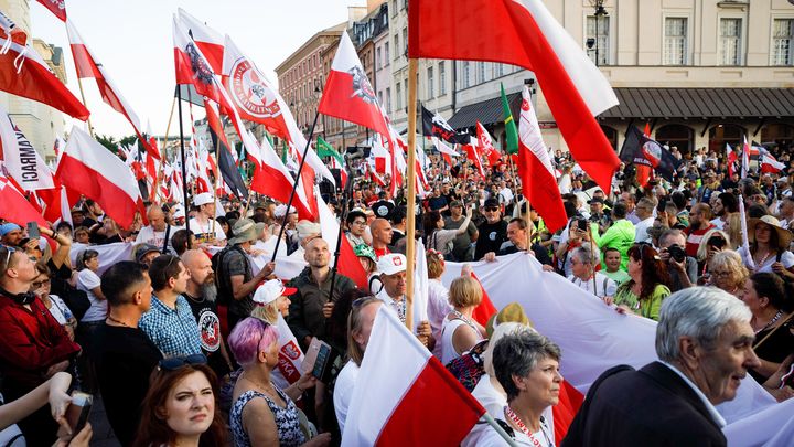 Россия нам не враг. Поляки прозрели - в Варшаве прошла акция против бандеровцев