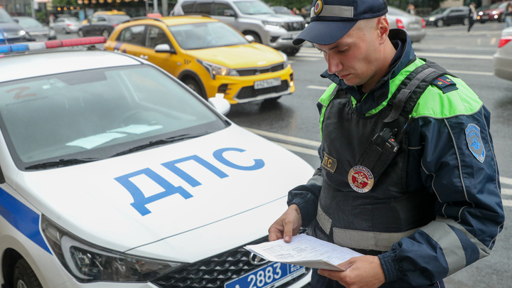 Авария на Кунцевской эстакаде в Москве закончилась перевёртышем