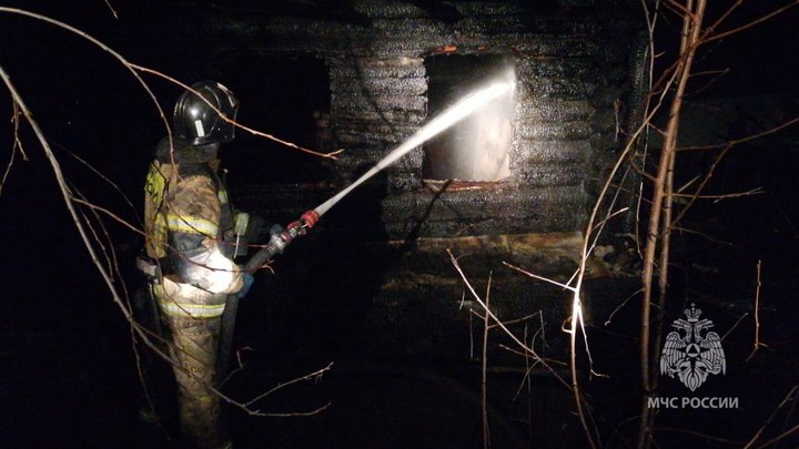 Стали известны подробности пожара, который унес жизни двух мужчин в Свердловской области