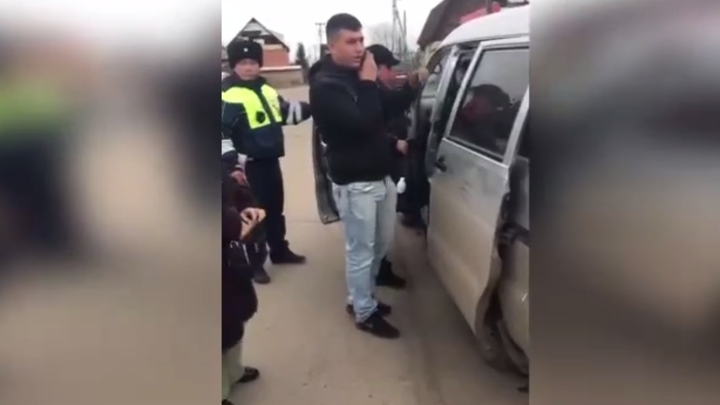 На трассе в Красноярском крае остановили минивэн, в который набились 13 мигрантов