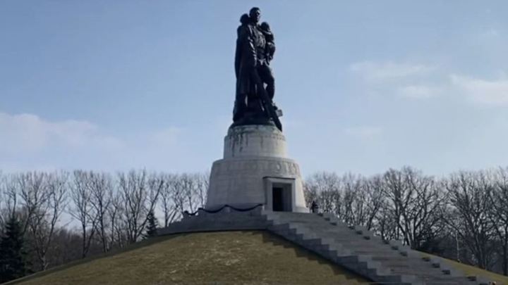 В Берлине в Трептов-парке осквернили мемориал советским воинам-освободителям