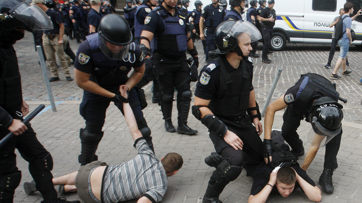 Каждому гею по полицейскому: Как прошел гей-парад в Киеве