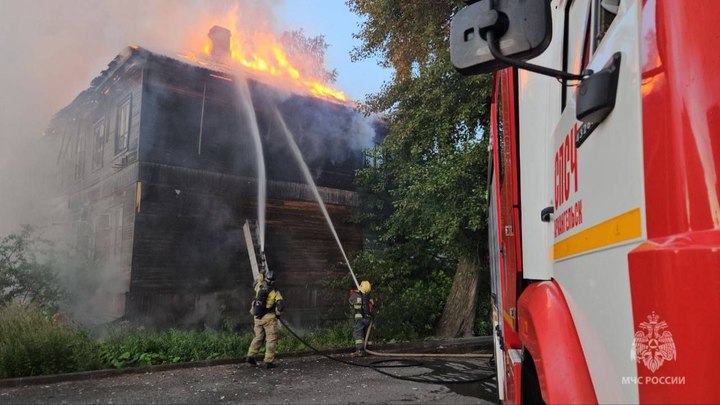 Мощный пожар в нежилом доме в Архангельске: над городом поднялся густой дым