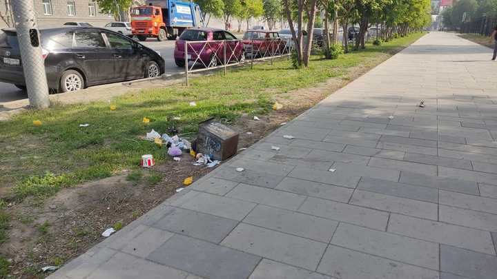 После фестиваля сидра в Новосибирске на улице остались кучи мусора