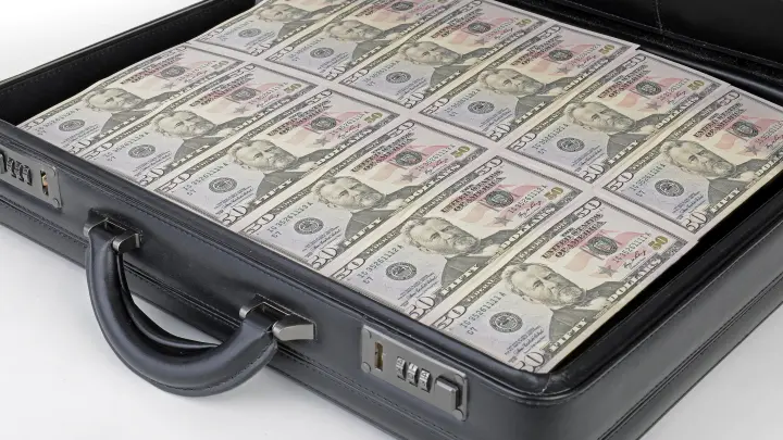 Киевский режим: Как миллиарды долларов тратят на дома для Зеленского и его окружения?