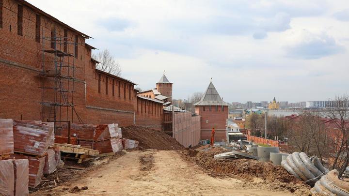 Почти 500 свай потребовалось, чтобы обезопасить стены и башни Нижегородского кремля от оползней