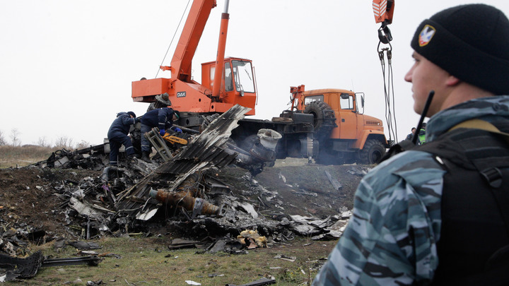 Сантиметровый осколок хоронит версию о Буке: В деле MH17 обнаружилась интересная деталь