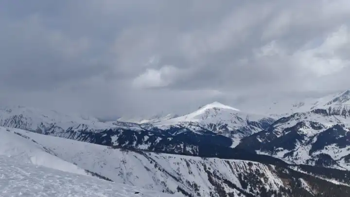 Группа из 15 незарегистрированных туристов попала под лавину в Карачаево-Черкесии