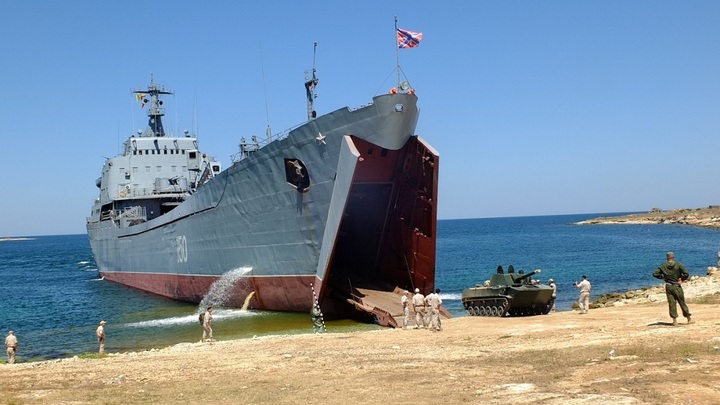 В Бердянске подняли со дна поражённый Точкой-У десантный корабль