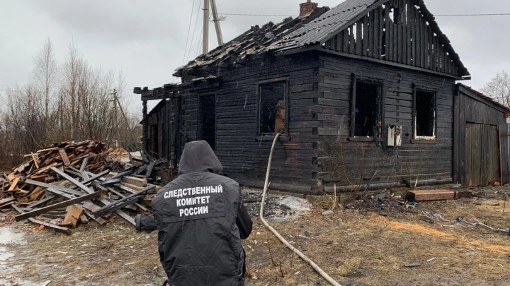 Двое мужчин решили согреться в заброшенном доме Няндомы - один погиб