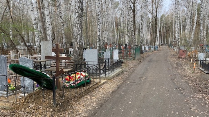 Не нашли могилы родных: жители Челябинской области жалуются на кладбище