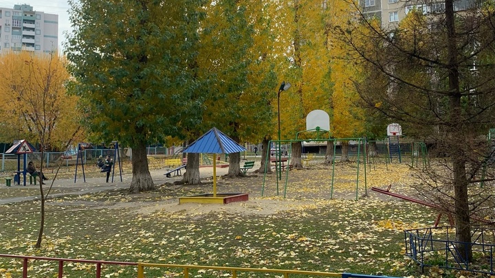 В Магнитогорске ребенок провалился в яму, которая осталась после ремонта на детской площадке
