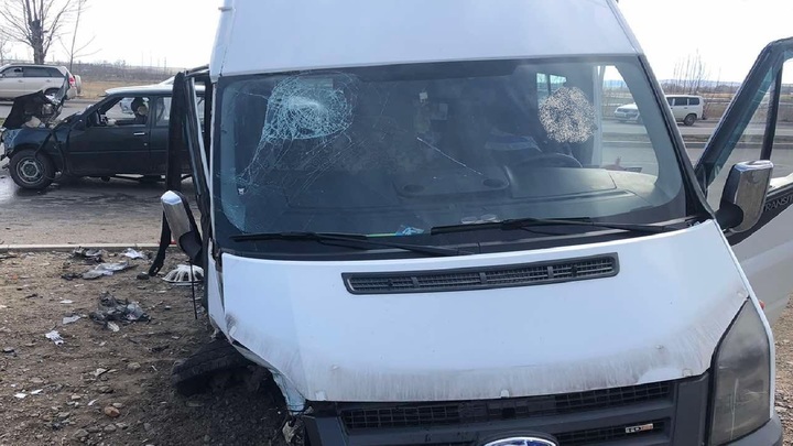 В чите при жестком ДТП водитель легковушки вылетел через лобовое стекло