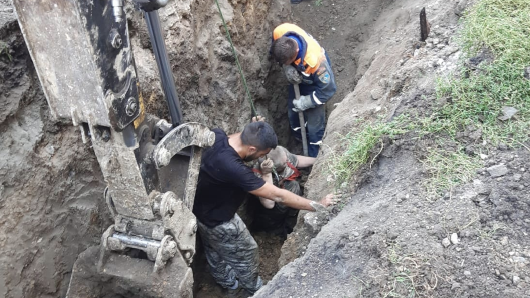 Завалили мужика. Рабочего засыпало землей. Засыпало сварщика в траншее. Грунтом засыпало