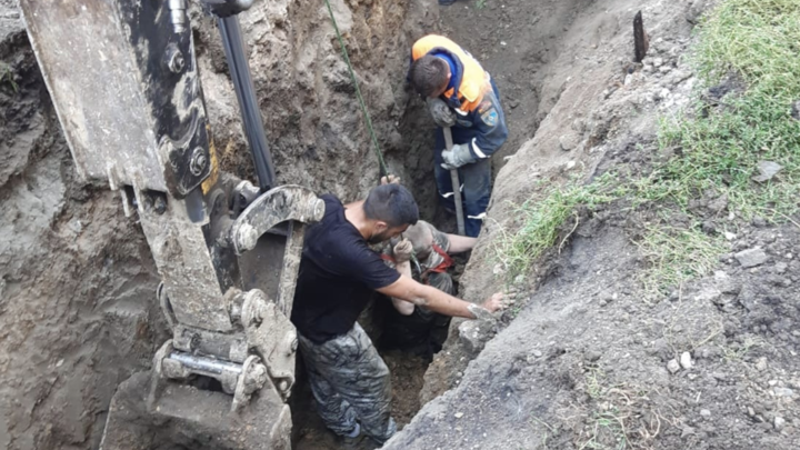 В Челябинской области 51-летнего рабочего засыпало землей на глубине трех метров