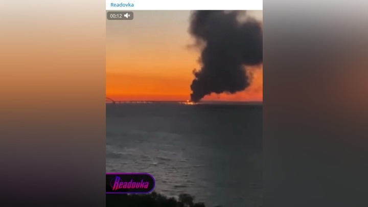 Из-за горящей цистерны на Крымском мосту приостановили движение