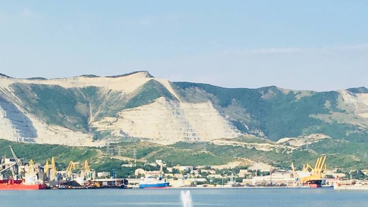 Mash показали кадры удара “беспилотника Шрёдингера” по нефтегавани Новороссийска