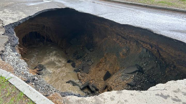 В Челябинске на дороге внезапно образовалась гигантская яма