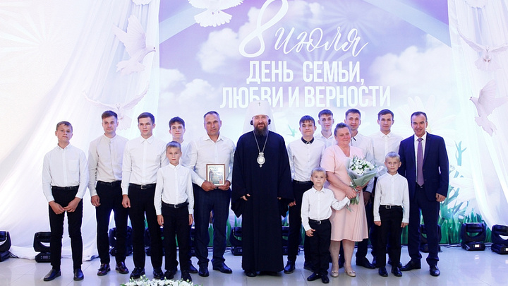 Вениамин Кондратьев вручил 15 многодетным семьям медаль Родительская доблесть