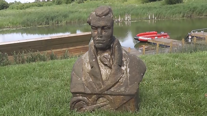 В реке под Наро-Фоминском водолазы нашли старинный бюст