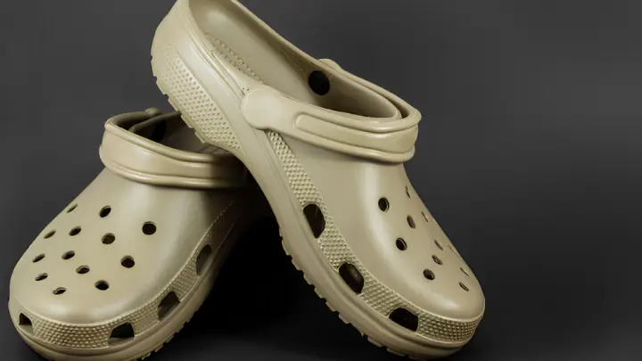 В Финляндии бизнесмен доспорился до штрафа в 9400 евро: его не пустили в ресторан в кроксах