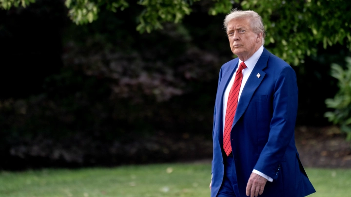 Бизнес по-президентски: Трампы запускают личную сотовую связь и золотой смартфон