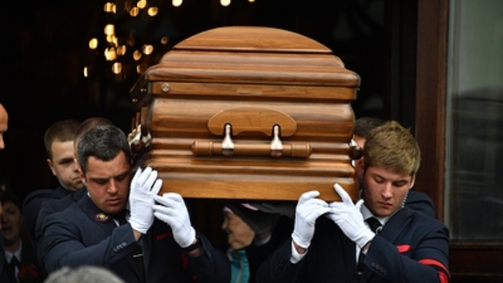 Британская школьница переплюнула даже Собчак: Приехала на выпускной в гробу