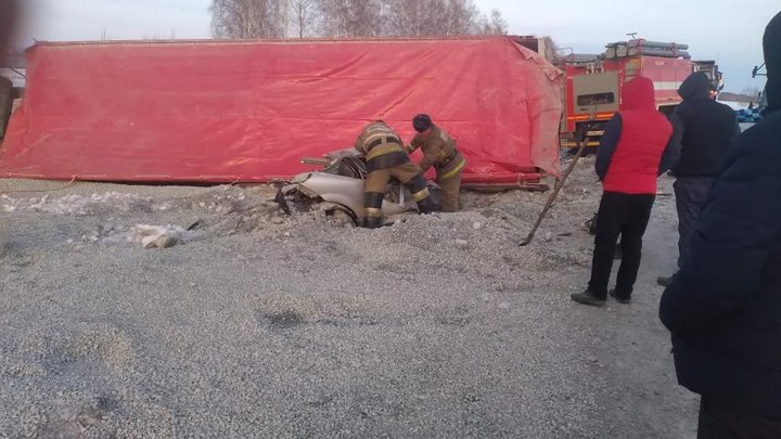 Женщина на Nissan Tino погибла под Новосибирском после столкновения с фурой